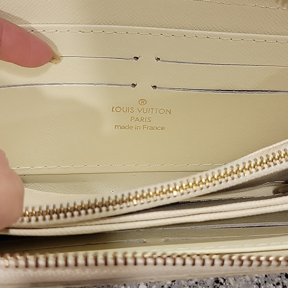 Louis Vuitton Cream and Gray Checkered Zip Wallet - Picture 5 of 8